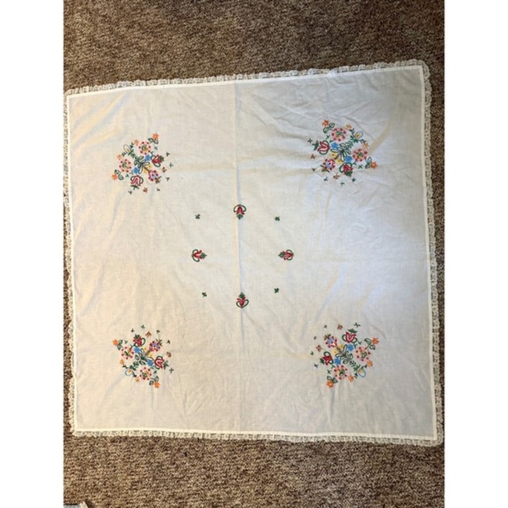 Vintage Embroidered Tablecloth‎ 39'x39